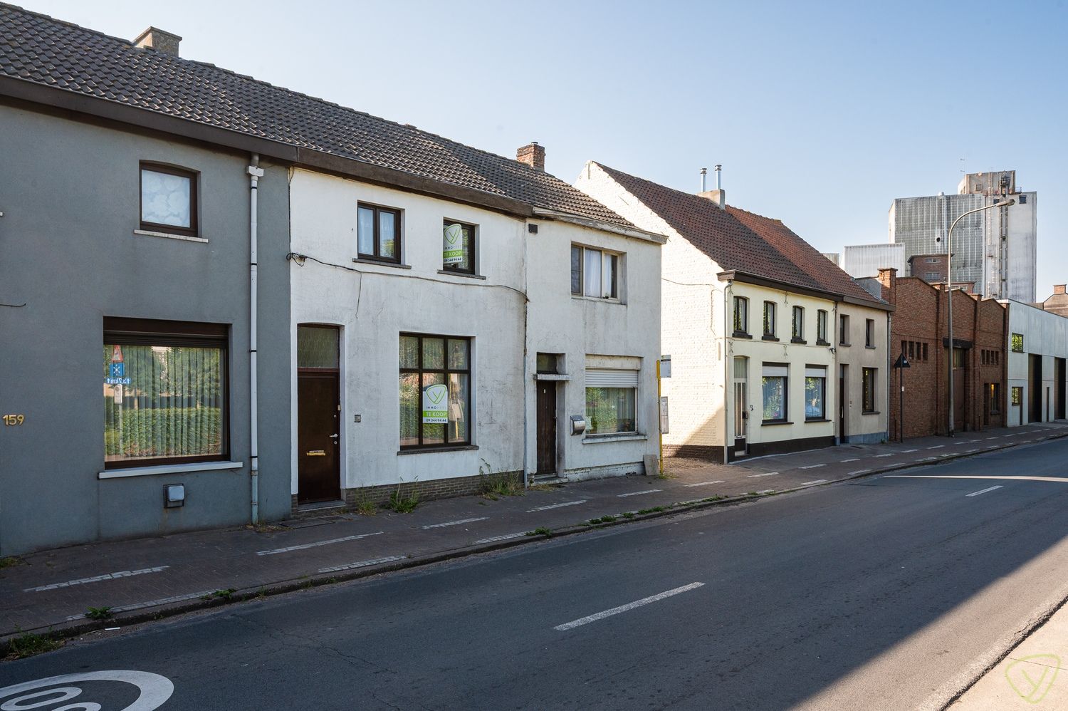 Te renoveren woning met veel potentieel foto 2