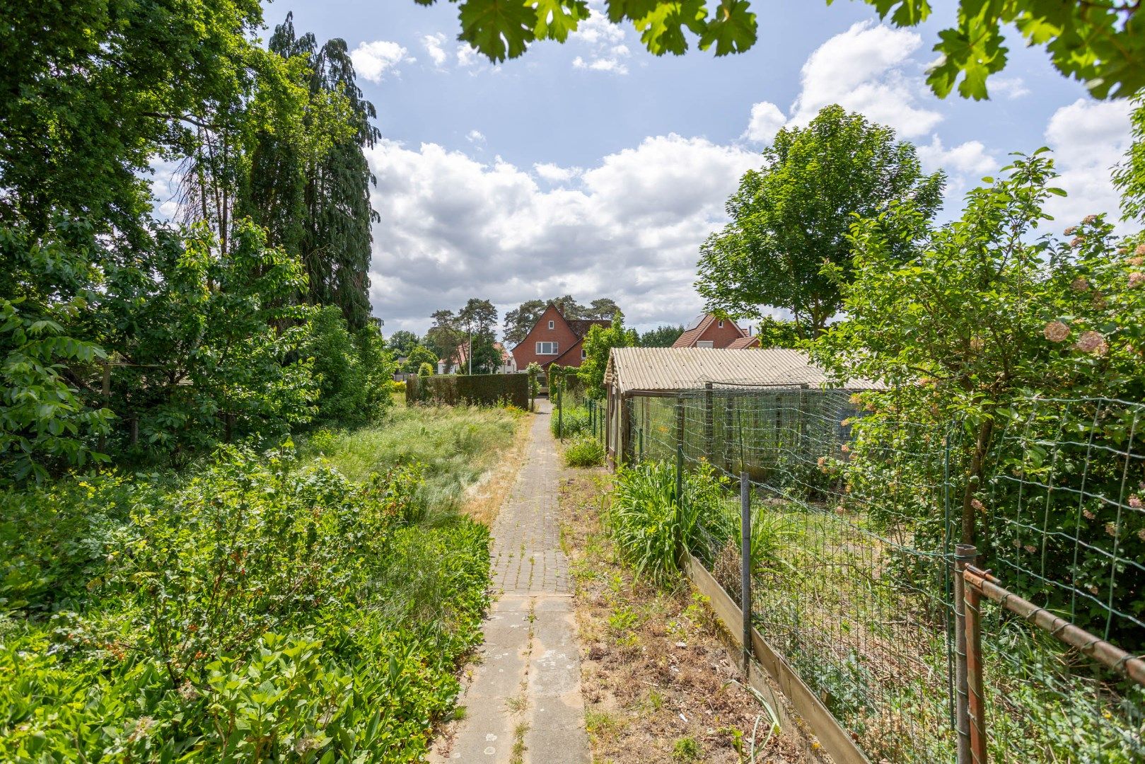 Deze ruime, te renoveren woning wordt verkocht. foto 40