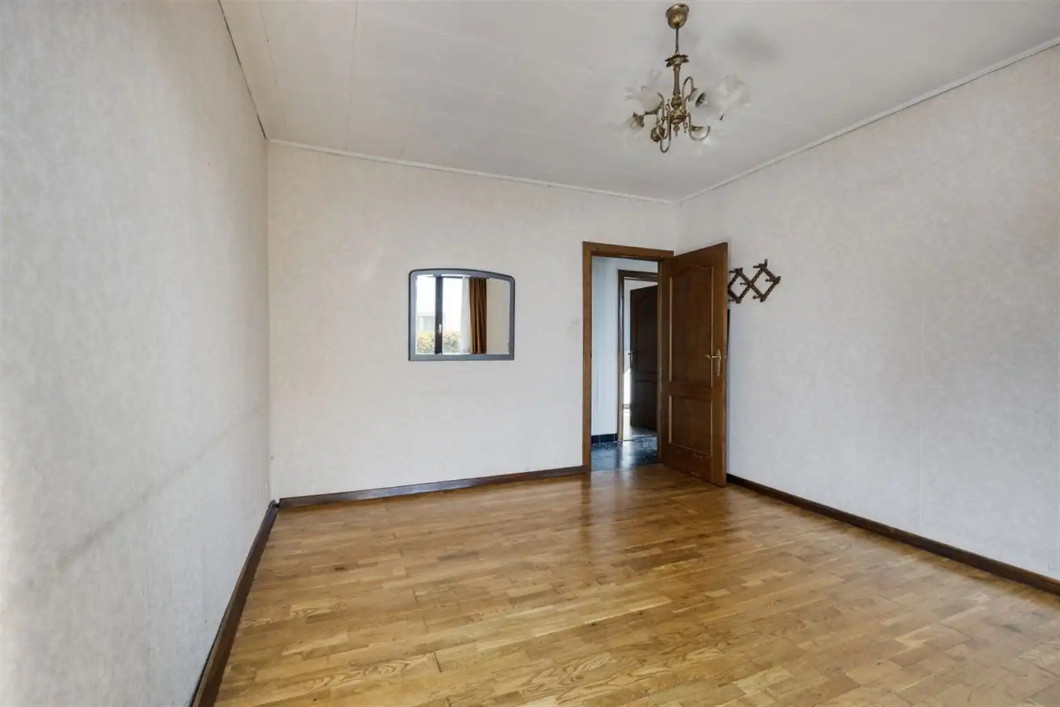 Vrijstaande woning met 3 slaapkamers, ruime tuin en garages op een riant perceel van 9a18ca, rustig gelegen nabij het centrum van Maaseik.  foto 14