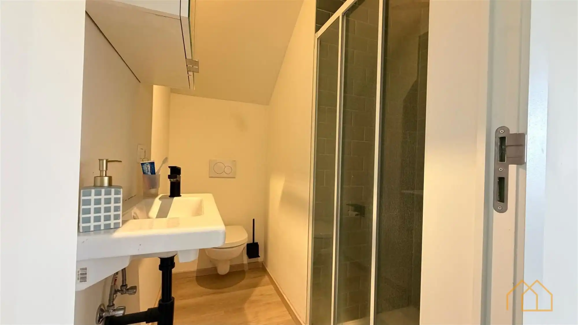 Ruime studentenflat met eigen douche en keuken foto 8