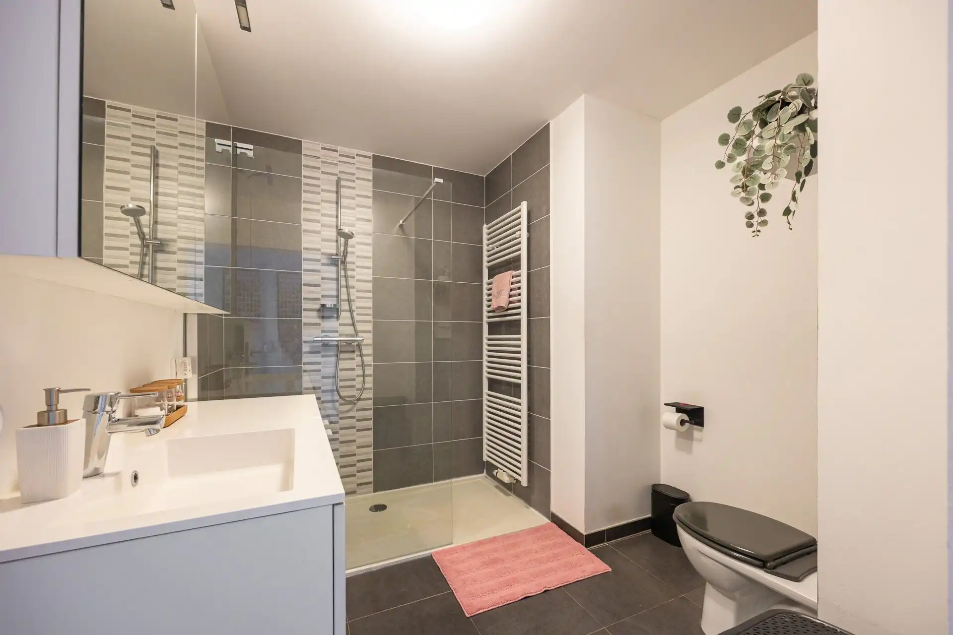 Modern appartement met zonnig terras en autostaanplaats! foto 12