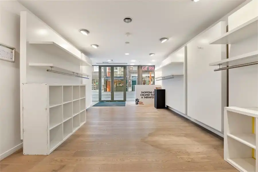 HANDELSRUIMTE TE HUUR MIDDEN IN HET STADSCENTRUM VAN SINT-TRUIDEN foto 7