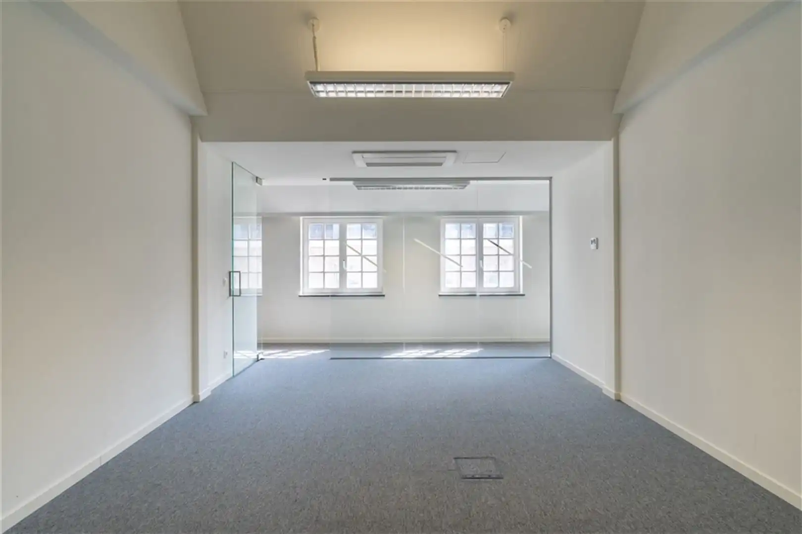 Kantoorgebouw op toplocatie in Hasselt met authentieke uitstraling foto 10