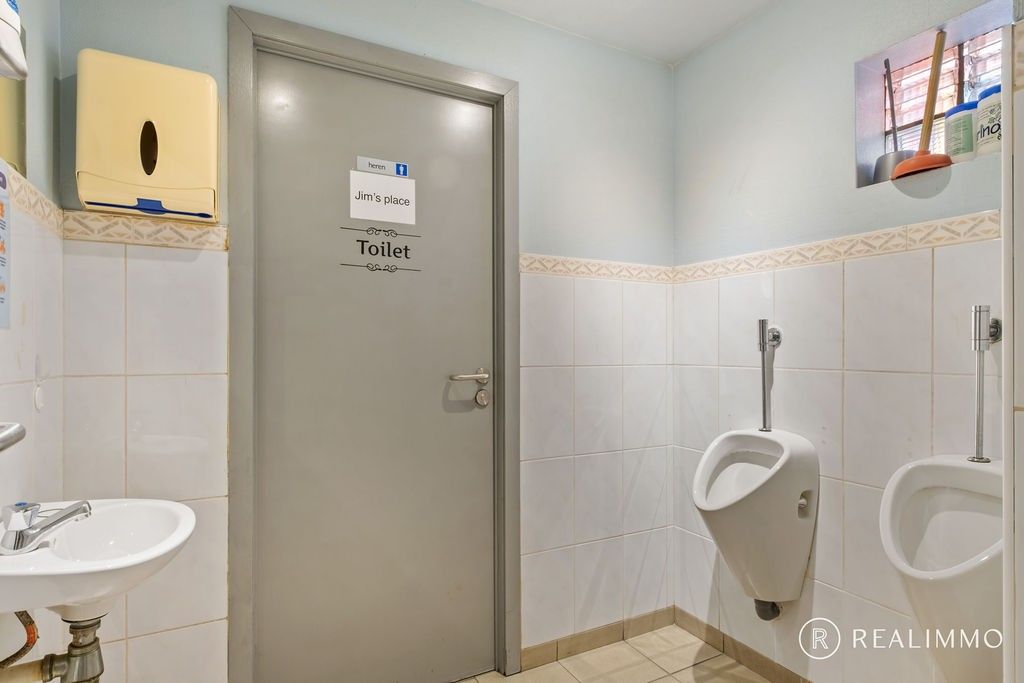 Veelzijdige eigendom met charmante gevel, buitenruimte en potentieel voor ruime woning foto 10