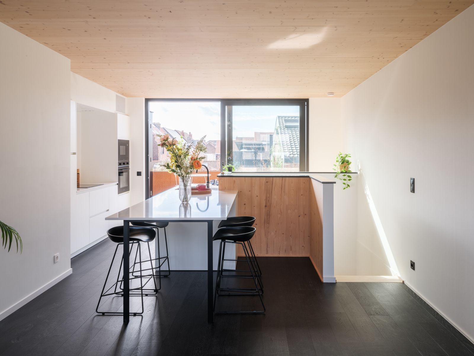 Lichtrijk gerenoveerde duplex vlakbij Gent centrum foto 3