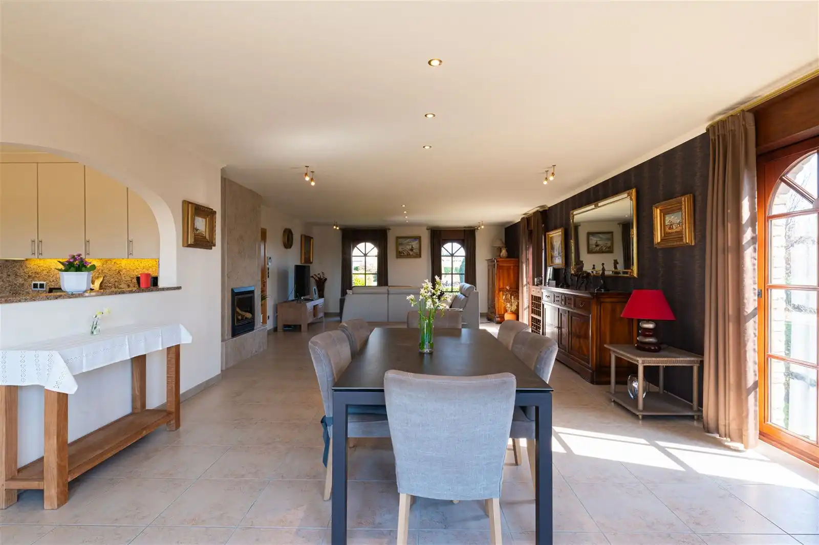 Ruime lichtrijke villa met tuin op 15are50 foto 3