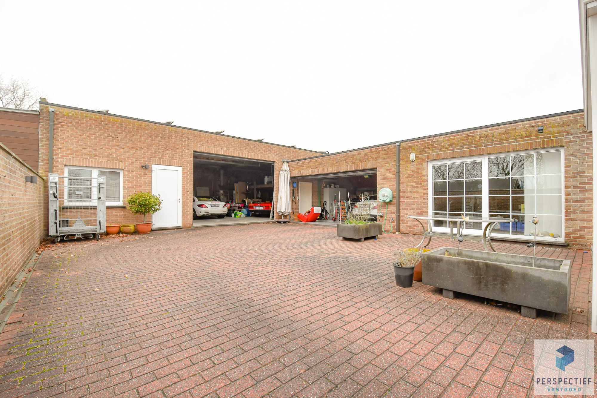 Statige ruime villa met loods en ingerichte studio in een rustige omgeving foto 2