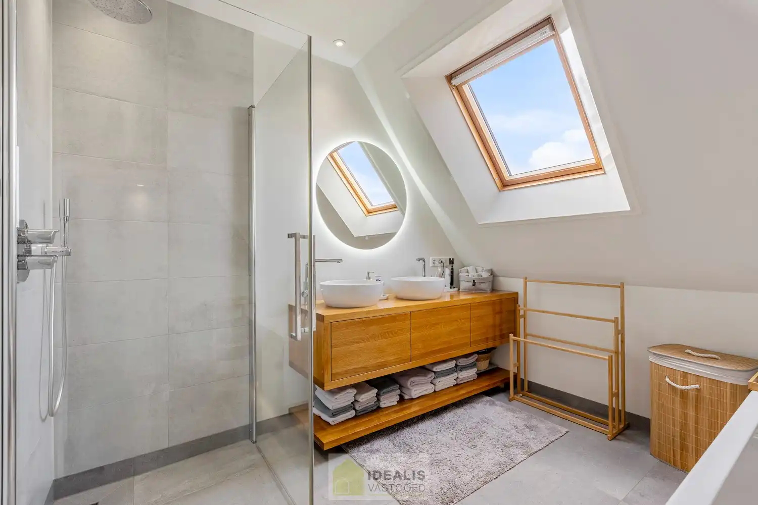 Recent gerenoveerde en perfect onderhouden eengezinswoning met lichtrijke leefruimte, praktisch uitgeruste keuken, 3 slaapkamers, knappe badkamer en knap bijgebouw! foto 35