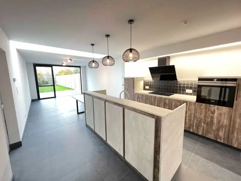 Gerenoveerde woning te huur met 4 slaapkamers te Vlamertinge! foto 4