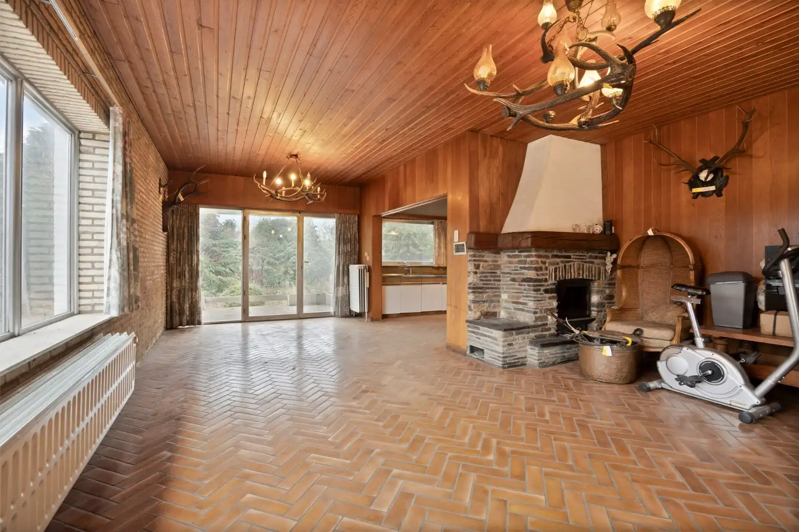 Open bebouwing met 3 slaapkamers, ruime garage op een perceel van 9a 62ca– EPC 596 kWh/m² - bewoonbare opp. 218 m² foto 3