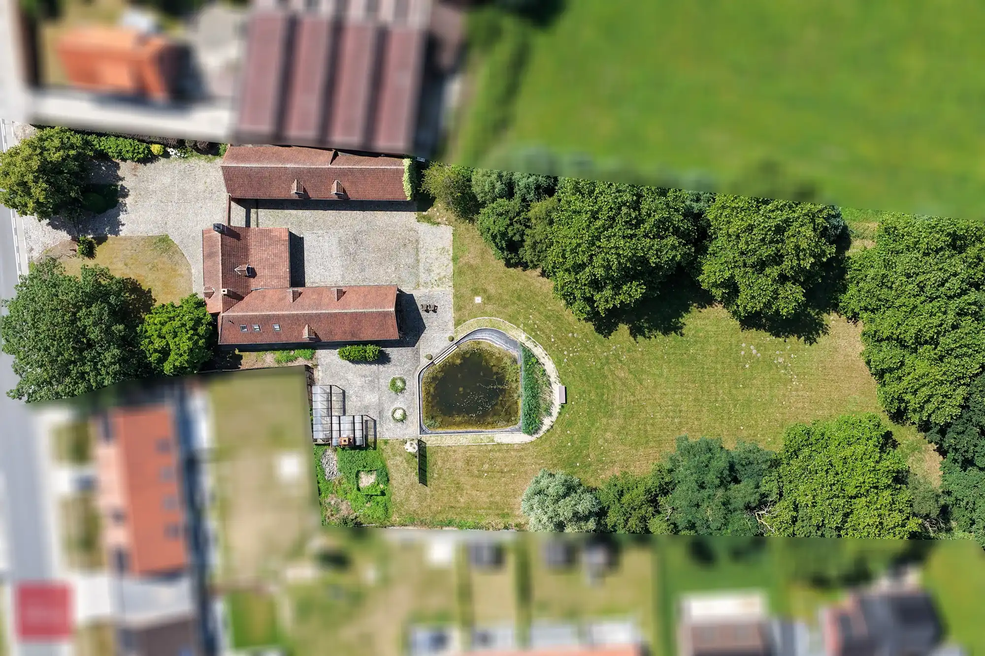 Villa met paardenstallen op 4.876m² foto 2