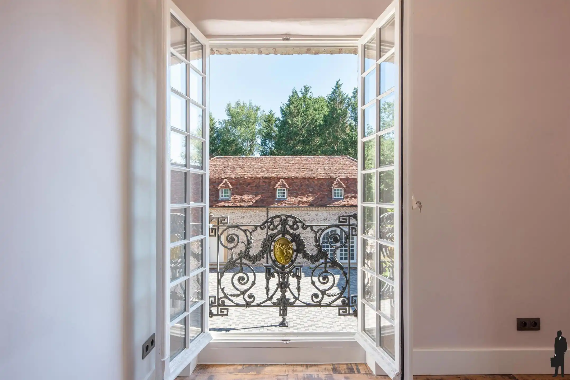 Uniek perceel met U-vorm woning, wellness én conciërgewoonst / zorgwonen en dit op ca. 2.8 hectare! foto 11