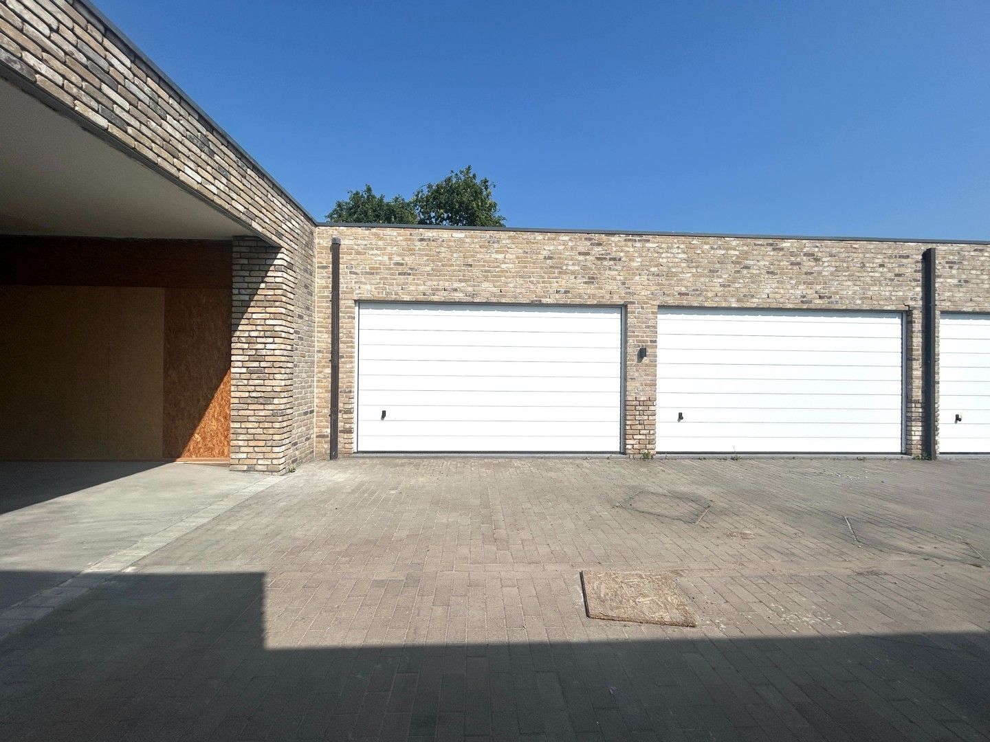 Praktische opslagplaats in centrum Izegem! foto {{pictureIndex}}