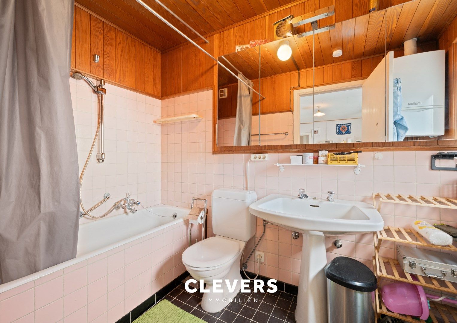 Op te frissen gezinswoning met 4 slaapkamers en zij-ingang foto 12