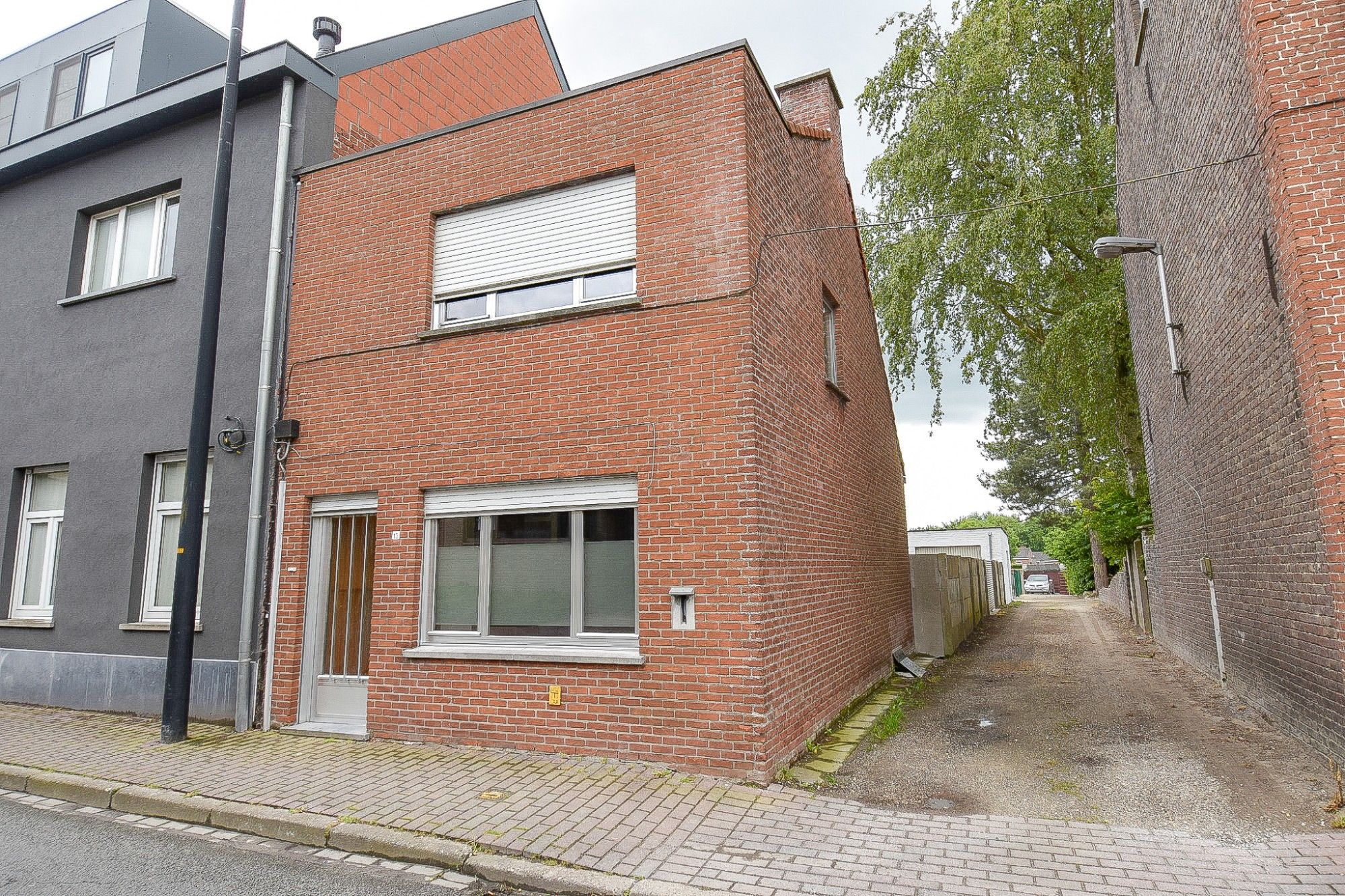 Hoofdfoto van de publicatie: Te vernieuwen 3 slpk woning met tuin en garage in centrum Knesselare