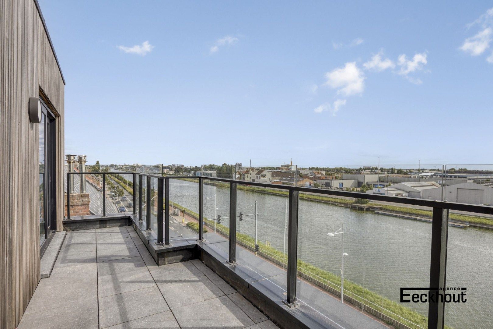 Exclusieve penthouse met fenomenale zichten op het kanaal & de spuikom! foto {{pictureIndex}}