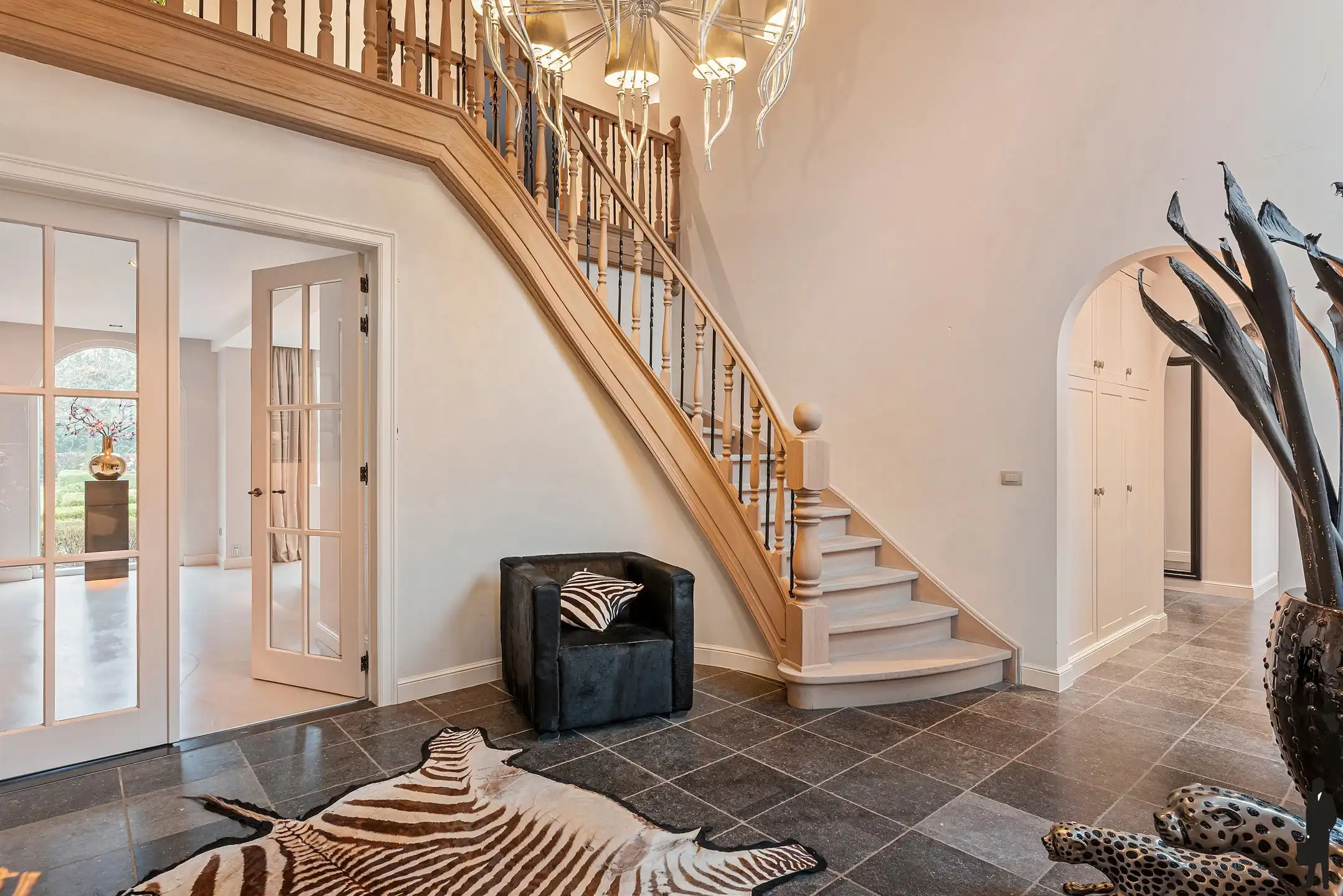 Villa van 600 m² met o.a. 4 slpk. en 3 badk.  foto 3