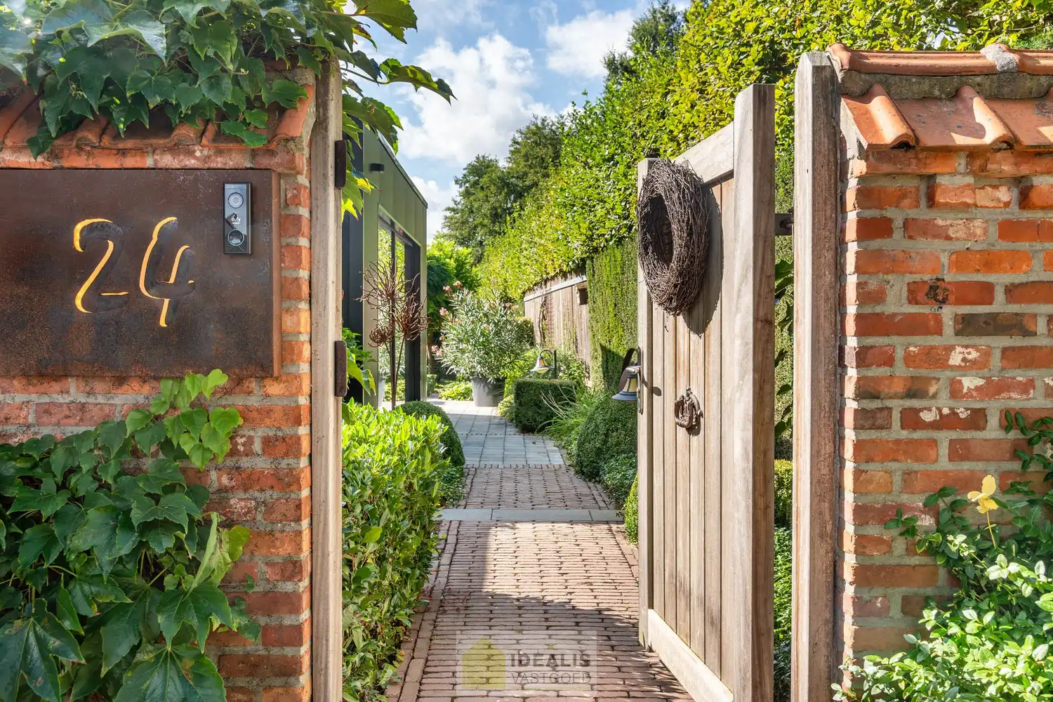 IDYLLISCH GELEGEN BIJZONDERE EIGENDOM BESTAANDE UIT RIANT WOONHUIS, APART BEWOONBAAR BIJGEBOUW EN ATELIER OMGEVEN DOOR EEN SCHITTERD AANGELEGDE TUIN EN WEILAND. Het domein is toegankelijk zowel aan de mooie Urnenveldstraat doch ook via een uitzonderlijk mooie oprijlaan toegankelijk langs de boszijde van het perceel. Deze vrijstaande woning, gebouwd in 1986, beschikt over een sfeervolle leefruimte in vol contact met de tuin en biedt een heerlijke atmosfeer dankzij de centraal geplaatste speksteenkachel. Op de verdieping beschikt de woning over slaapkamers en sanitair. Een absolute meerwaarde is het afzonderlijk volledig ingericht bijhuisje, centraal op het perceel, voorzien van alle woonfaciliteiten. Verder is er de mogelijkheid om wonen/werken te combineren via het knap afgewerkte atelier, met vergezicht op het eigen weiland. Geschikt voor kandidaten op zoek naar een ruime en instapklare parel met een idyllische uitstraling! foto 3