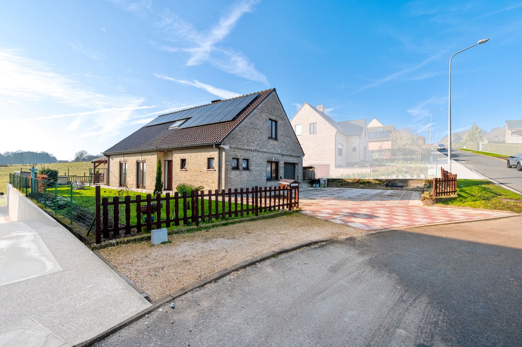 Ruime open bebouwing met zonnepanelen in residentiële wijk foto 2