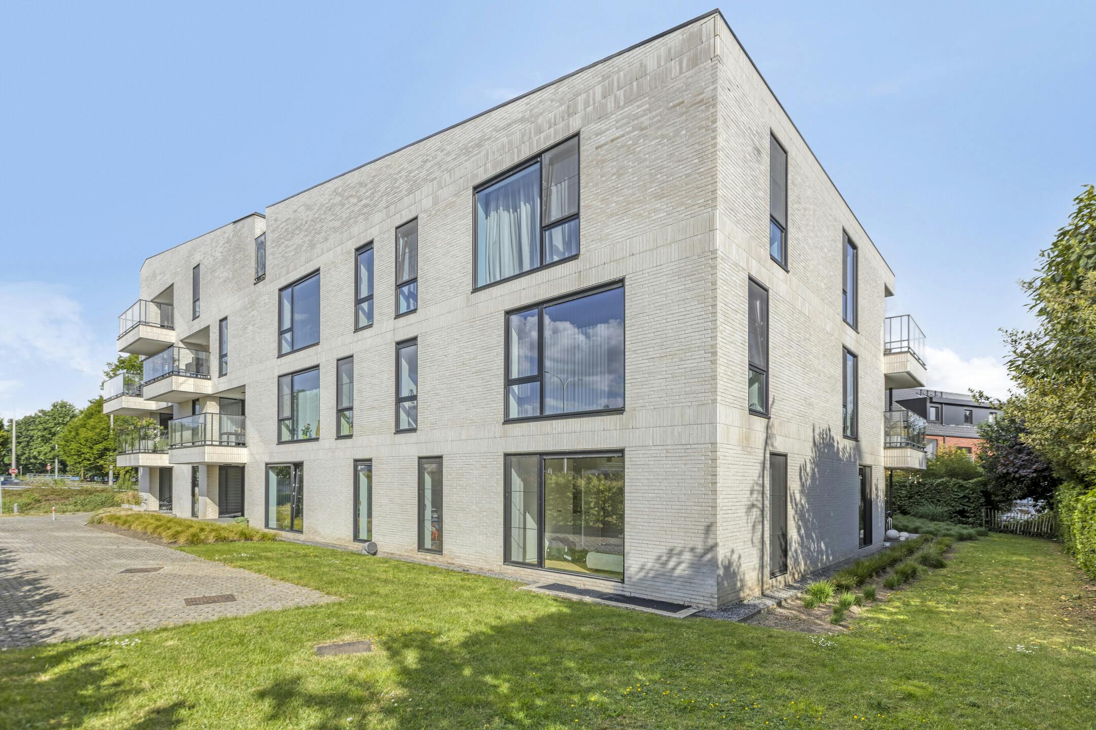 Lichtrijk & Luxueus gelijkvoersappartement in Genk foto 27