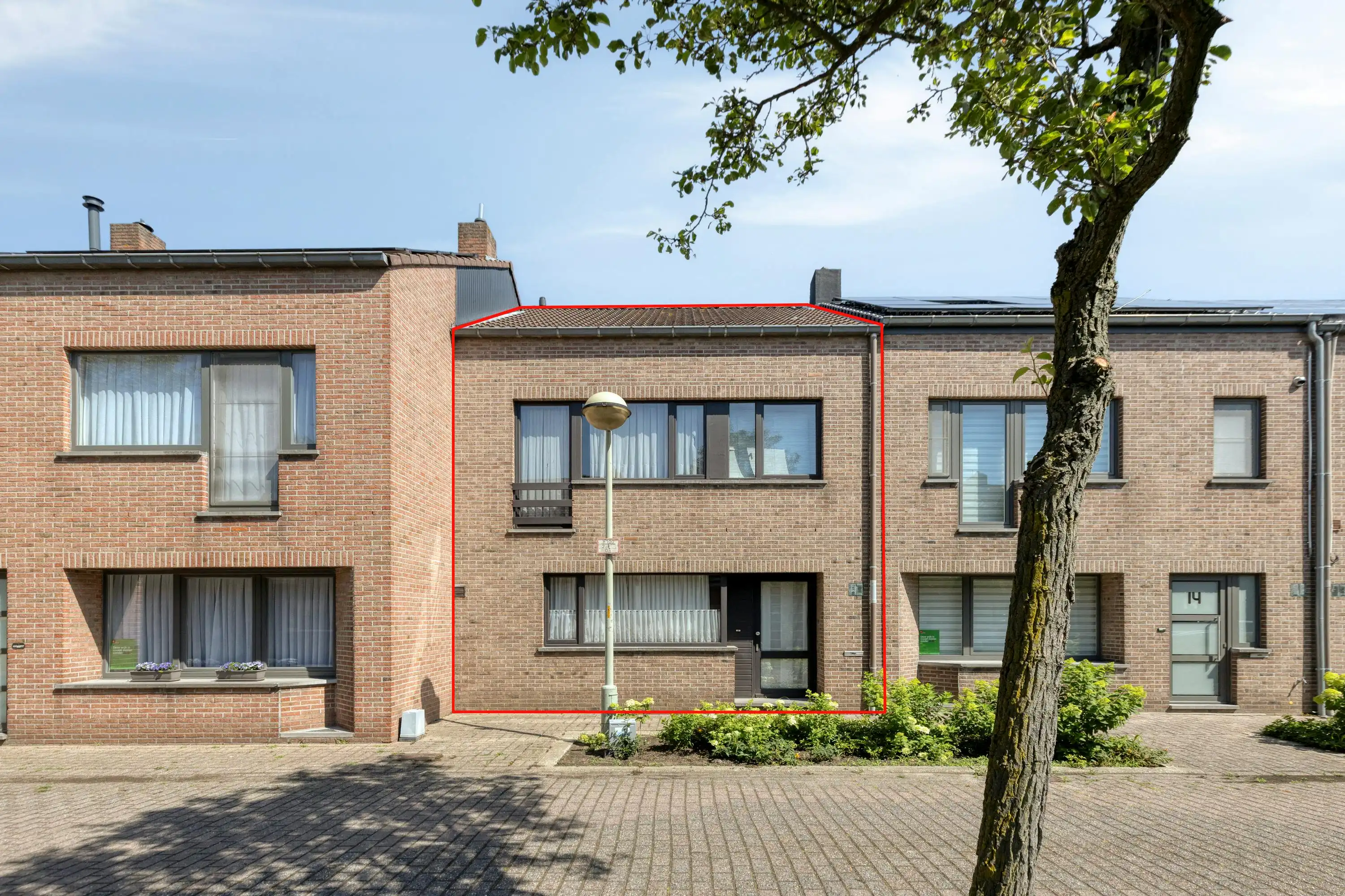 Huis met 3 slaapkamers en garage te koop in Merksem foto {{pictureIndex}}