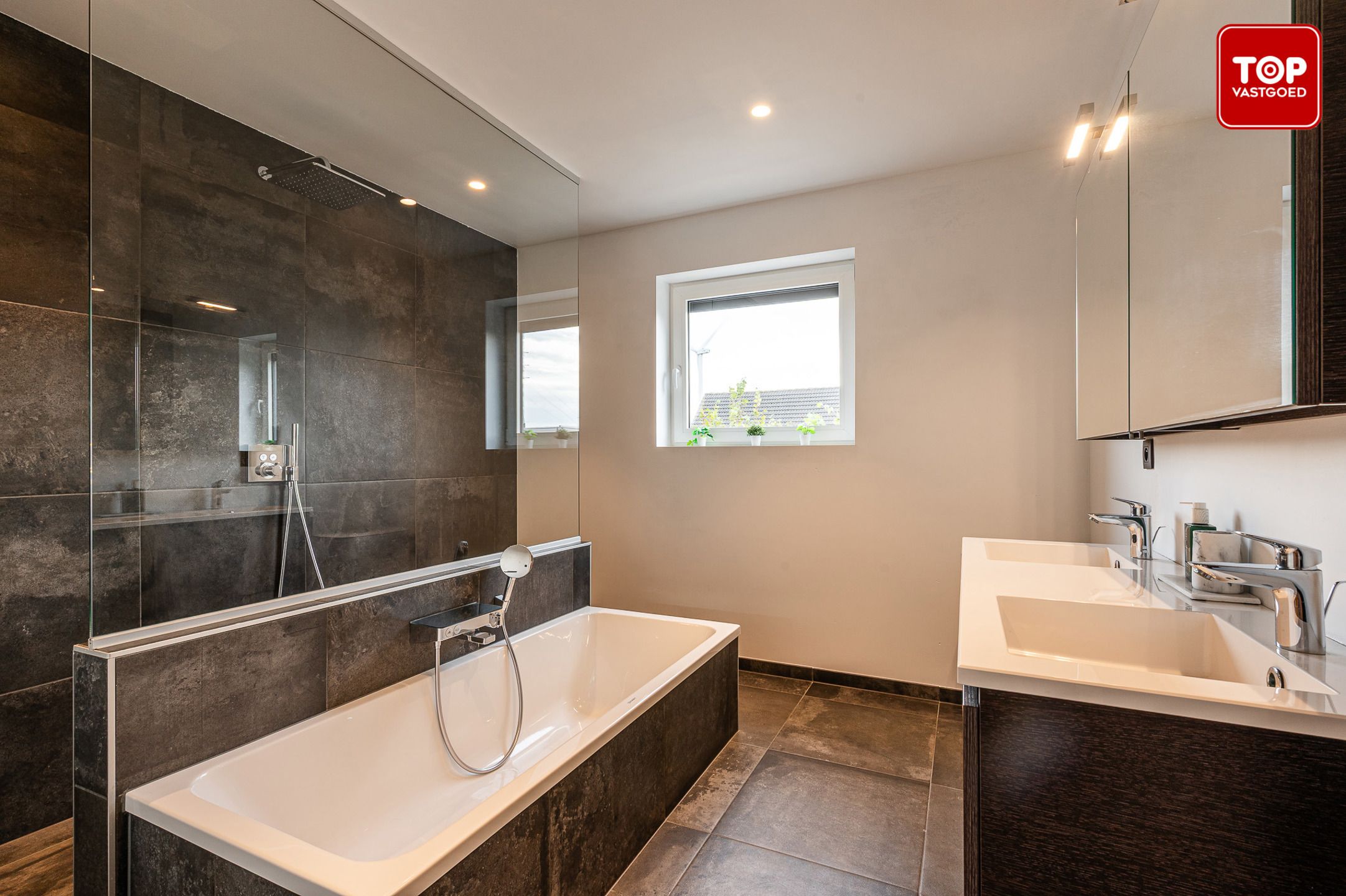 Instapklare woning (2016)  met 4 slaapkamers en tuin in residentiële wijk foto 19