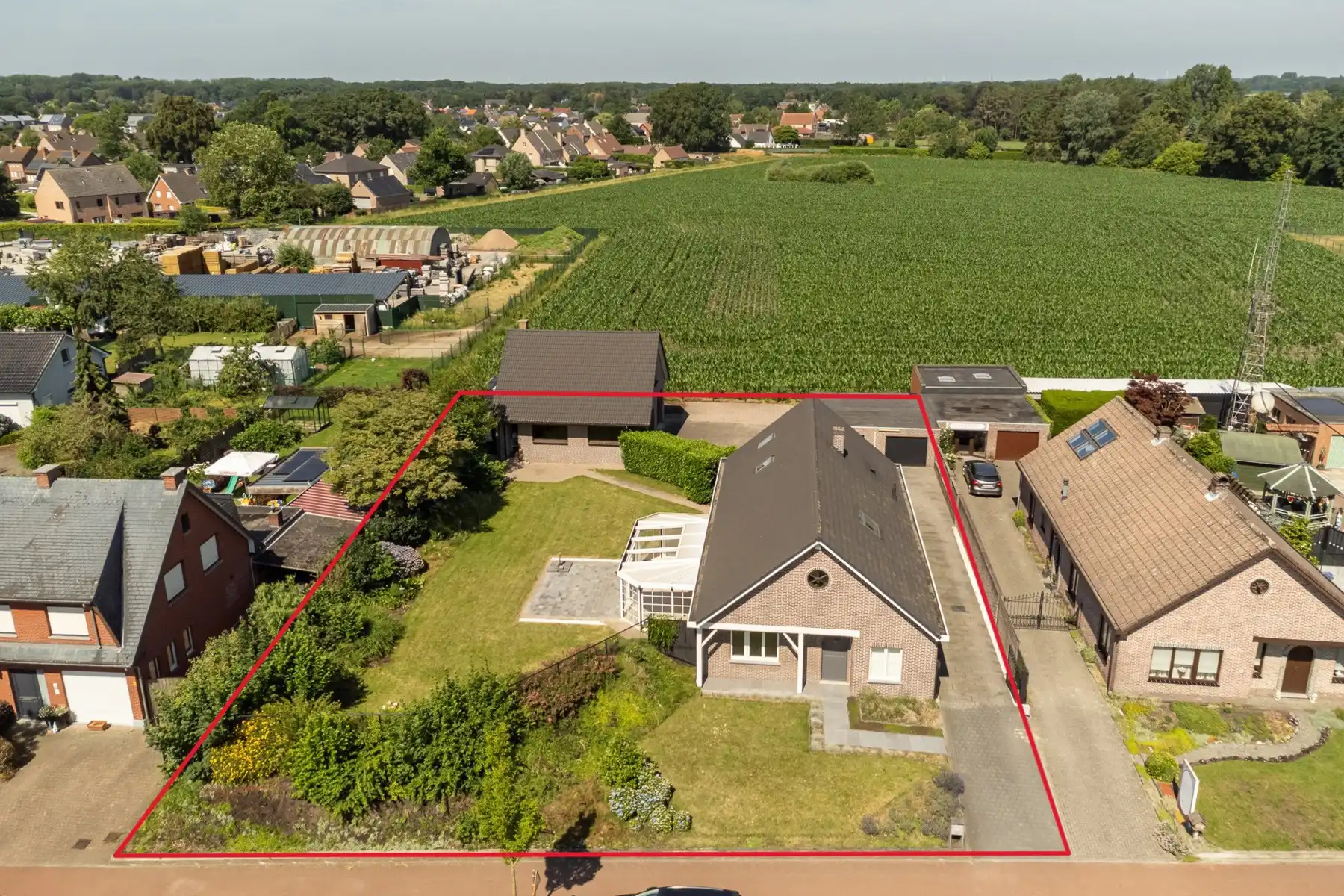 Gerenoveerde laagbouwwoning met grote opslagruimte op ca 1.374m² (opsplitsing tot 2 bouwgronden mogelijk). foto 2