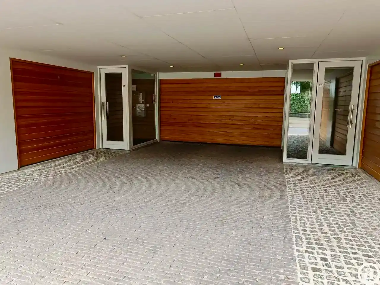Garagebox vlakbij het Driehoeksplein op enkele stappen van de Zeedijk en de Dumortierlaan. foto 2