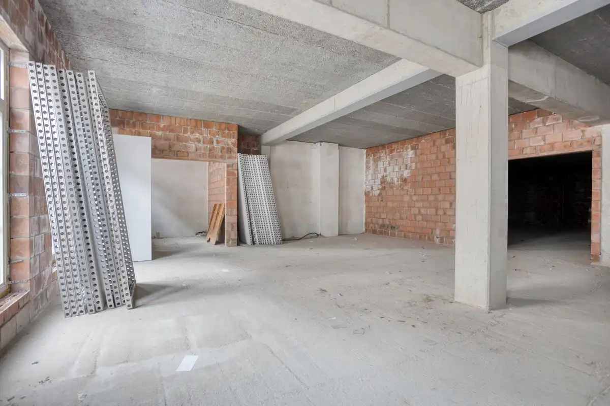 Casco kantoor-/handelsruimte van 724 m² met 7 parkings en kelderbergingen in het centrum. foto 12