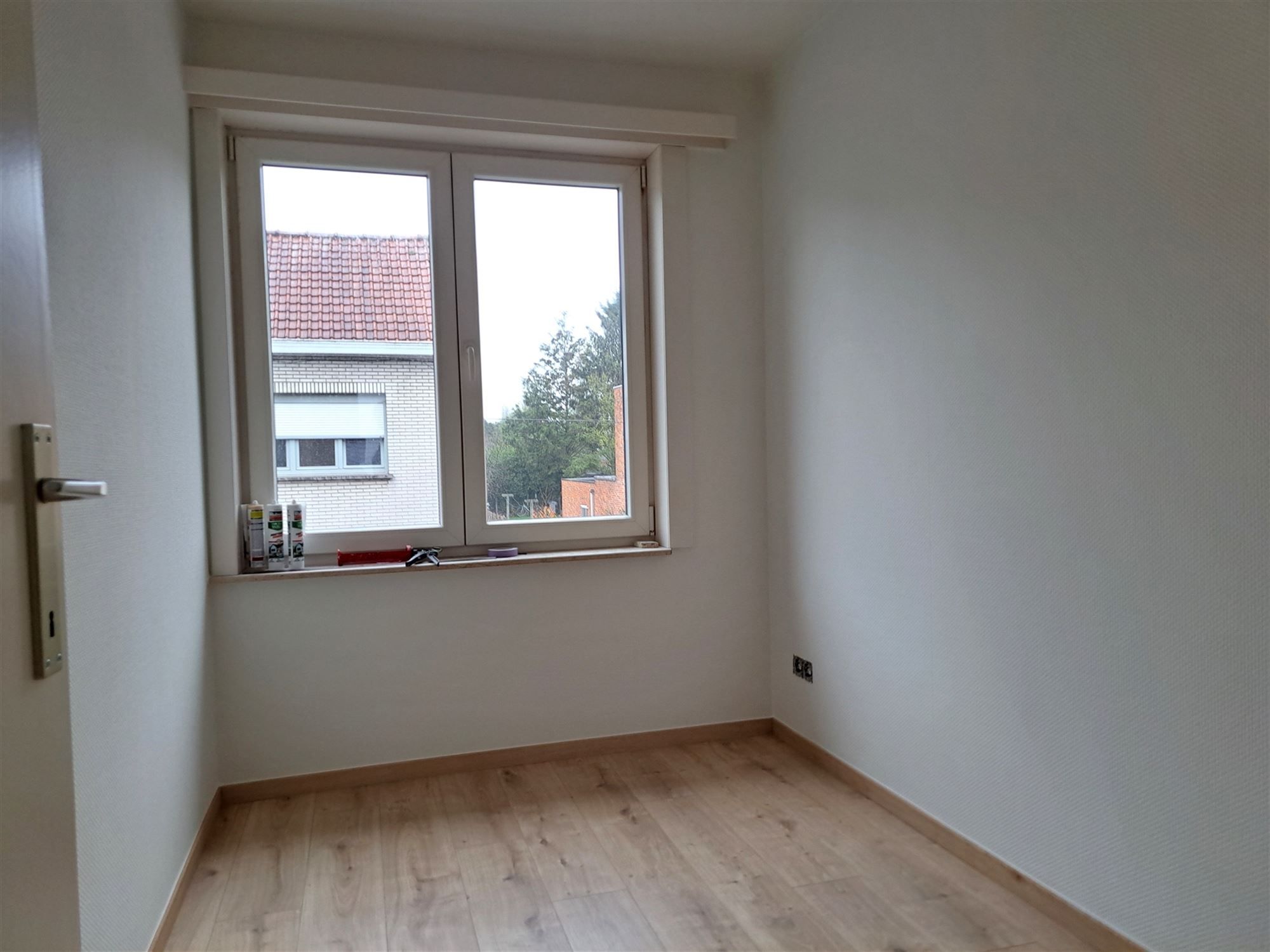 Gerenoveerde woning met 2 slaapkamers en dressing/bureel. Mooie tuin met tuinhuis. Instapklaar. foto 10