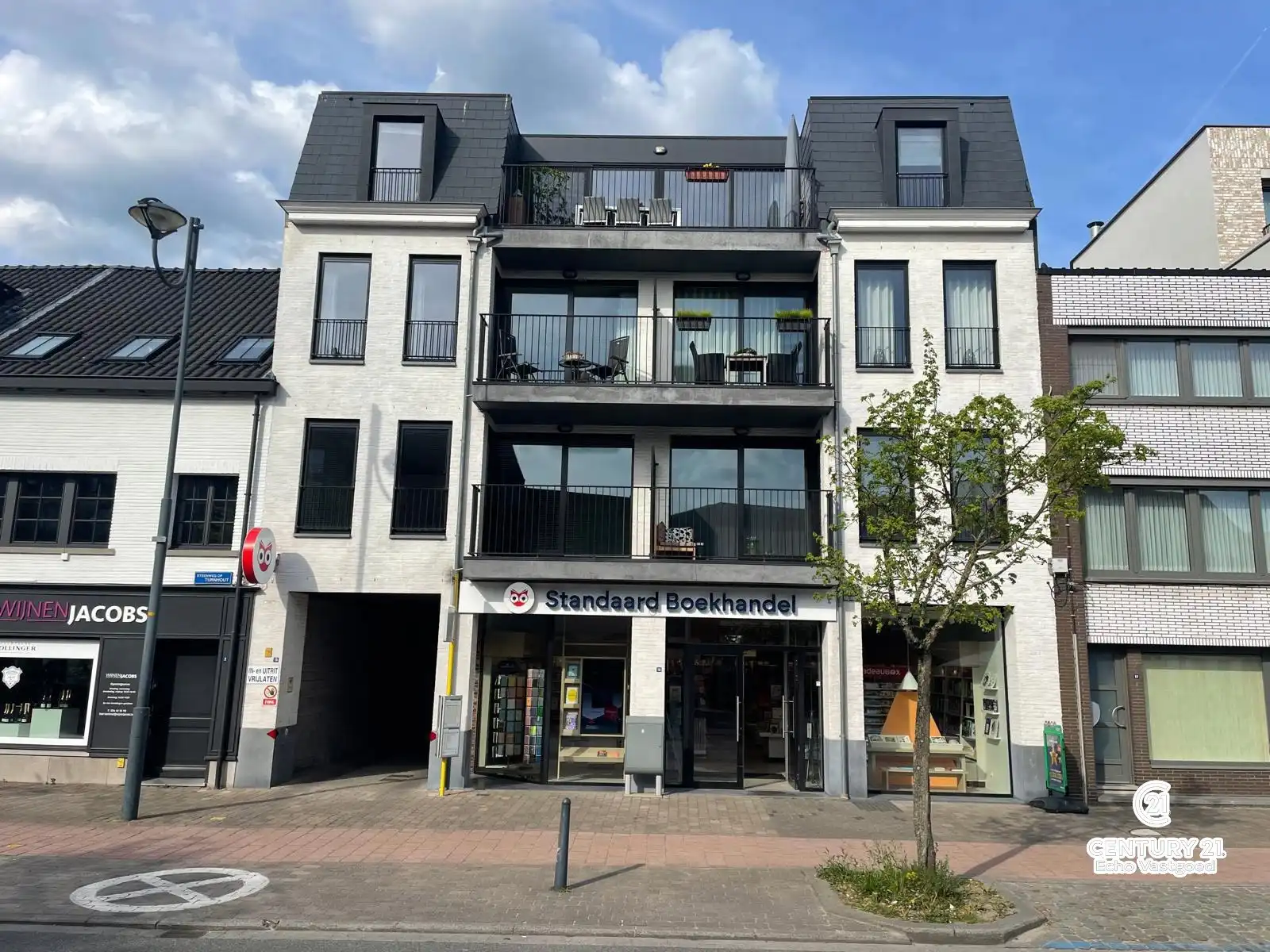 Centraal gelegen 2slpk appartement met garagebox foto {{pictureIndex}}