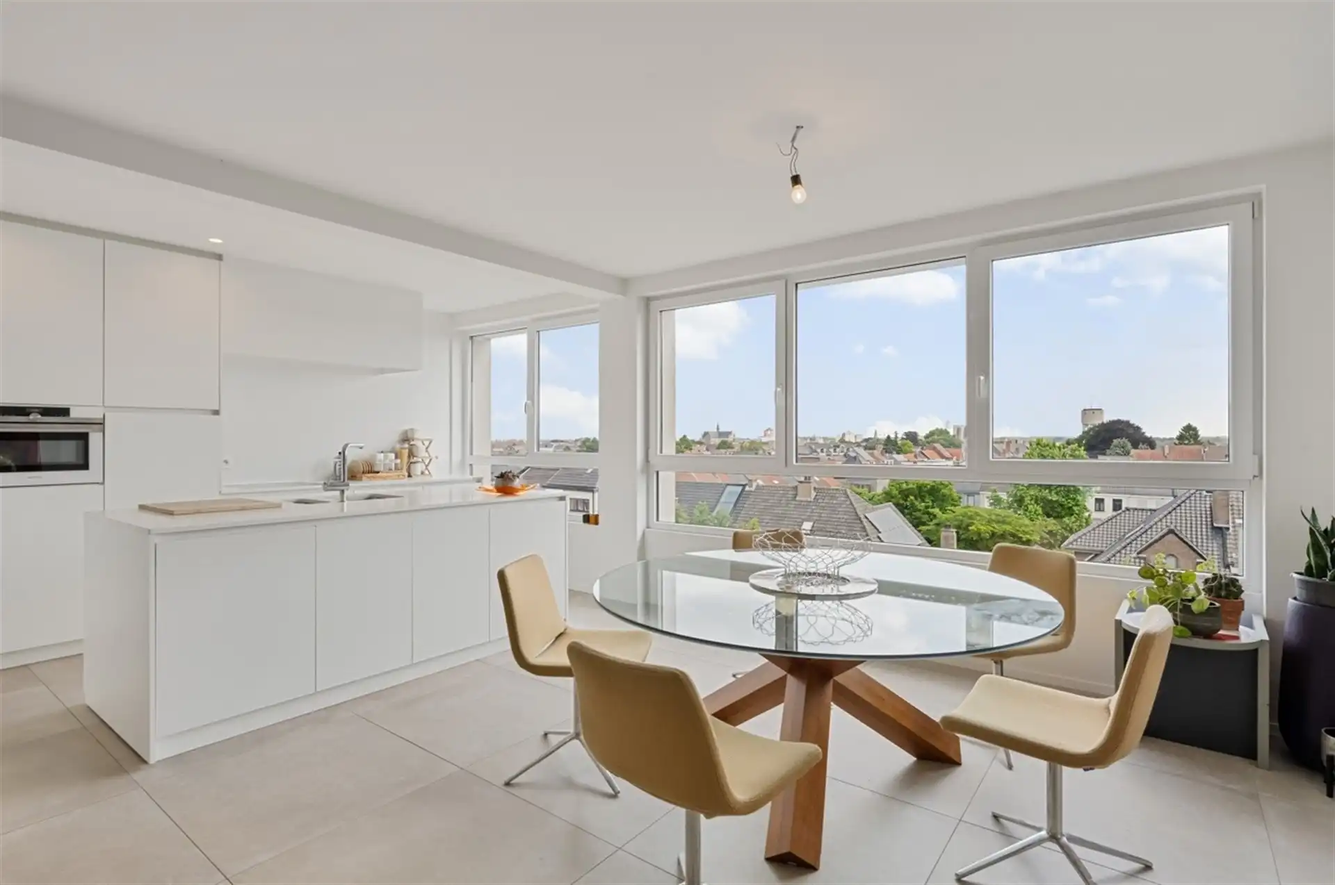 Ruim en stijlvol appartement met terras en prachtig uitzicht in hartje Aalst foto {{pictureIndex}}