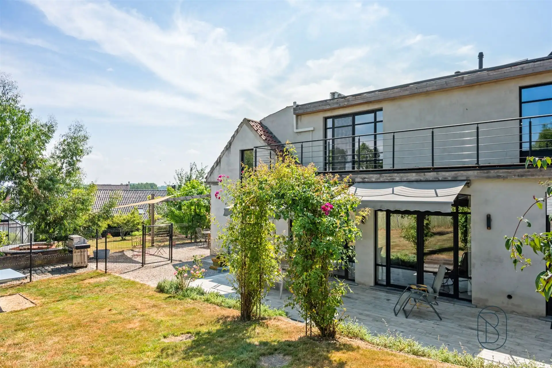 Ruime karakterwoning met 4 slk, grote tuin en charme. foto 2