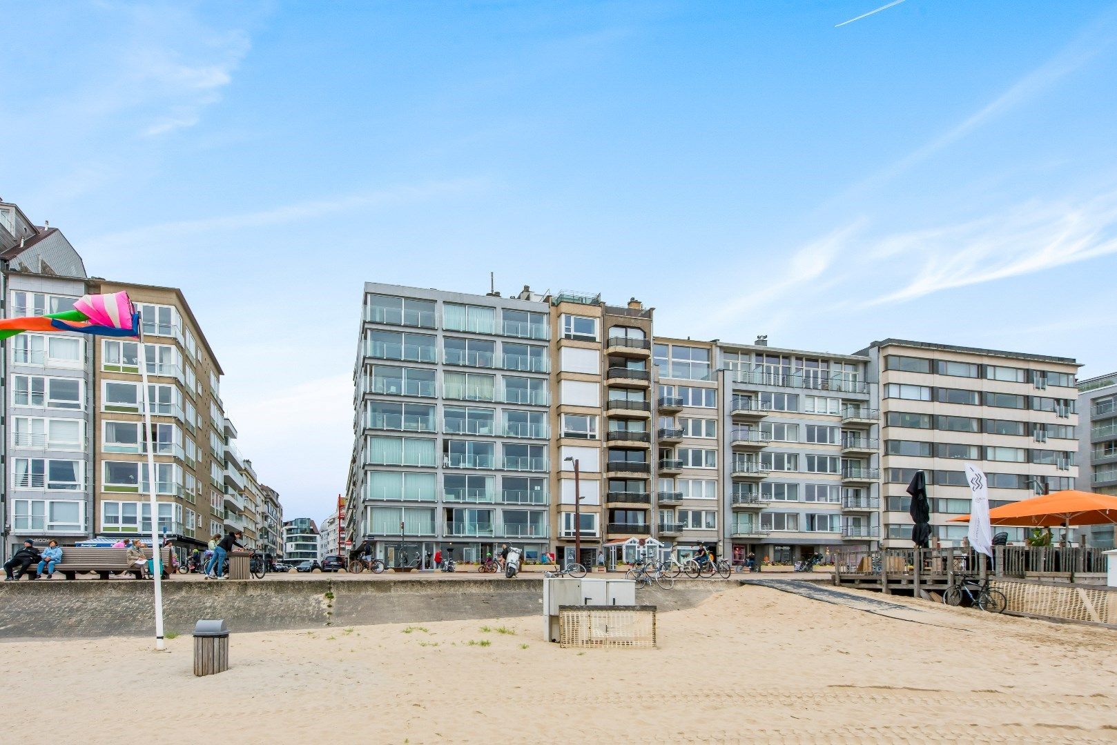 Appartement met frontaal zeezicht op een toplocatie langs de Zeedijk van het Zoute! foto 1