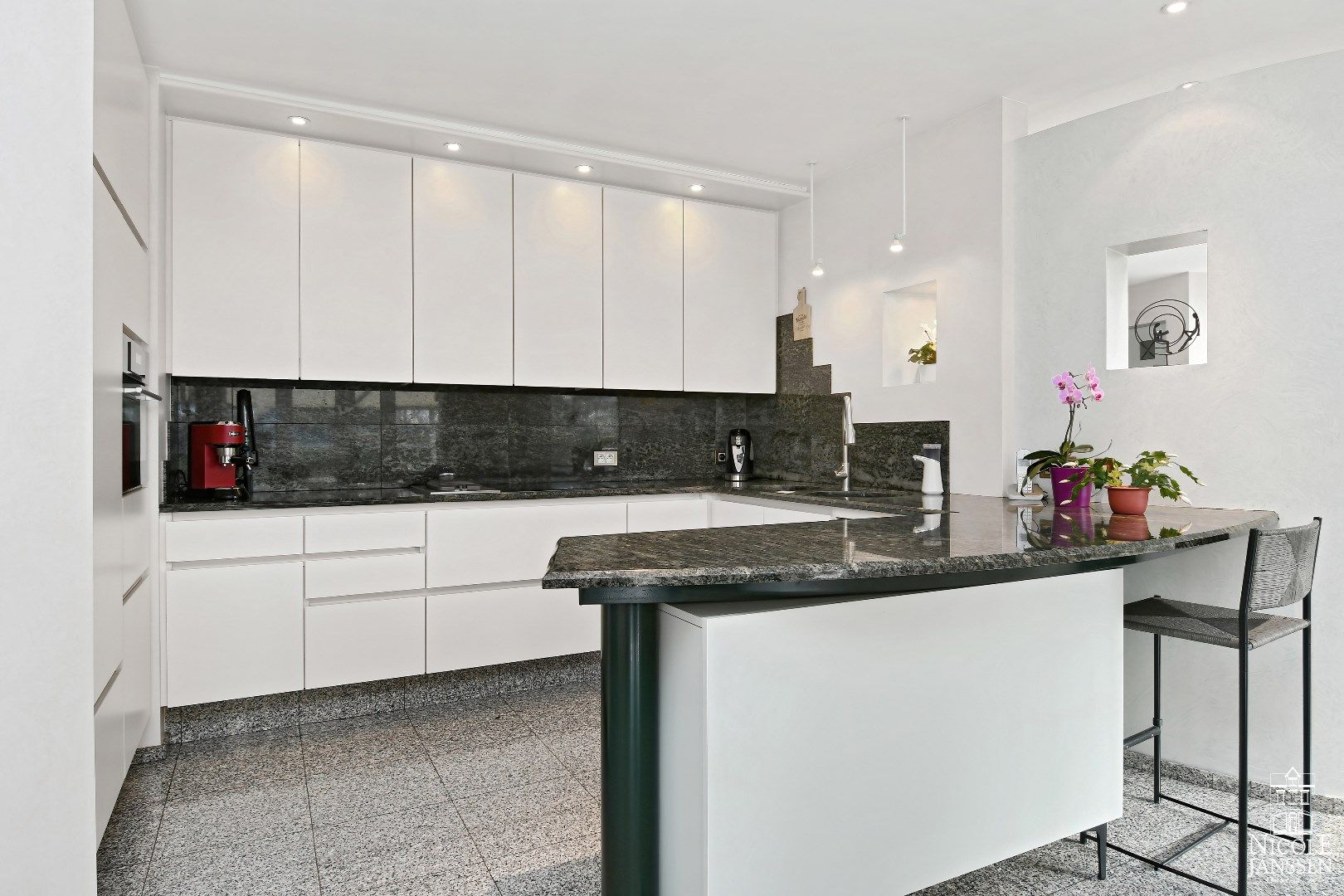 Vrijstaande gelijkvloerse gezinswoning met 4 slaapkamers en prachtige tuin foto 11