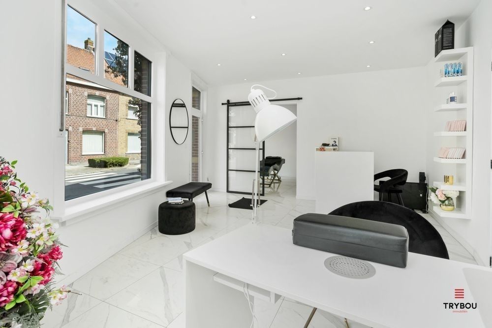 Prachtig gerenoveerd handelspand op toplocatie te Vlamertinge.  foto {{pictureIndex}}