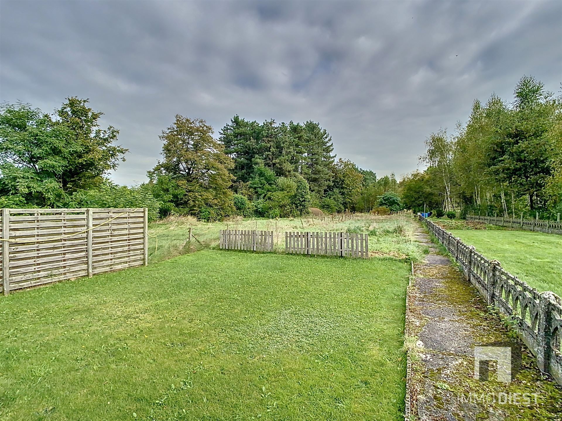 Op te knappen ruime woning met grote tuin en bijgebouwen foto 5