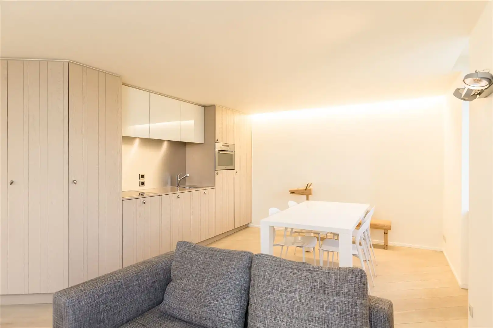 Gemeubelde luxestudio van 63 m² aan de Bolivarplaats foto 3