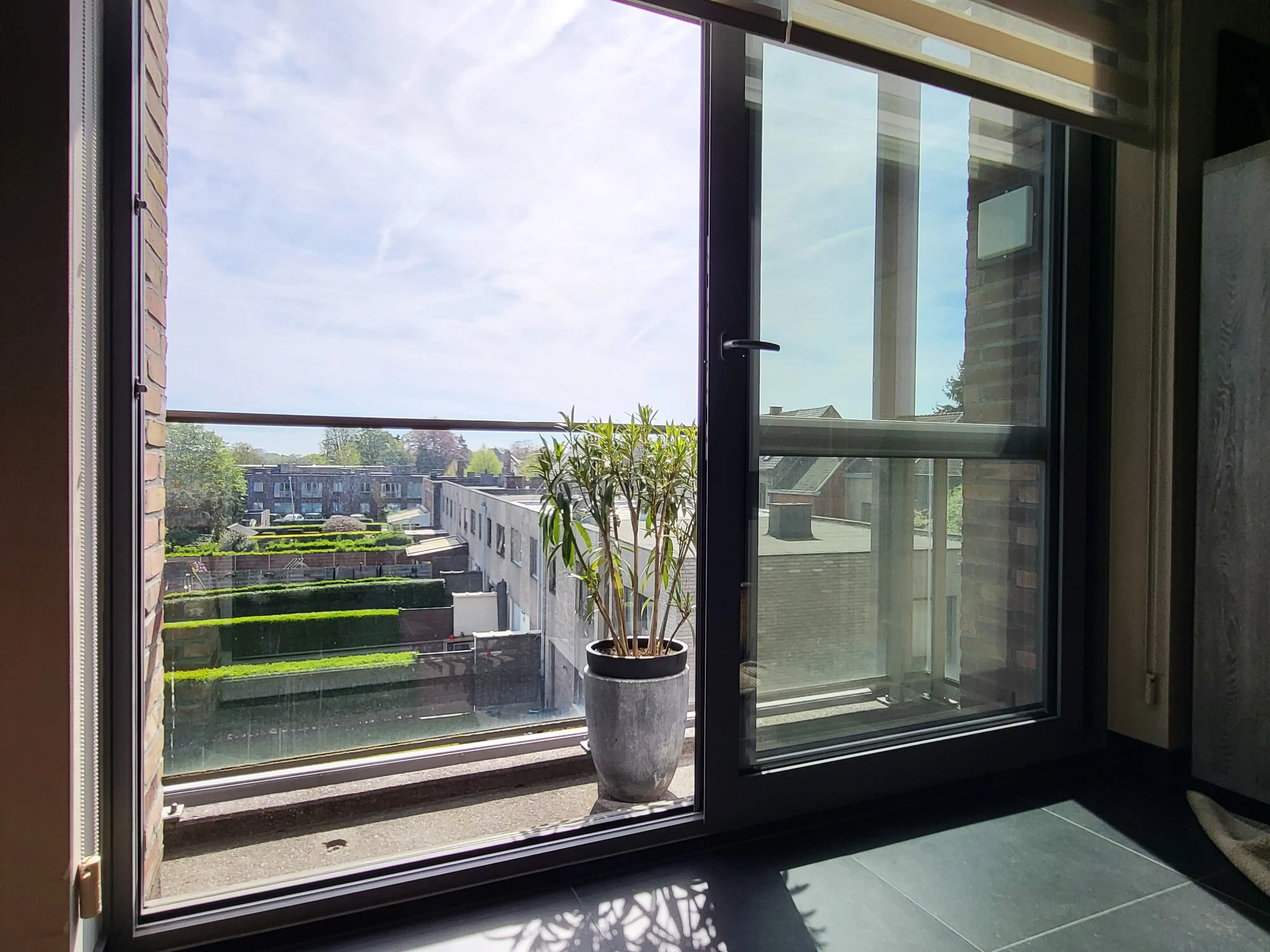 Instapklaar en energiezuinig appartement (66 m²) met zuidgerichte terrassen, ideaal gelegen in een rustige dorpsomgeving op wandelafstand van winkels, openbaar vervoer en scholen.  foto 7