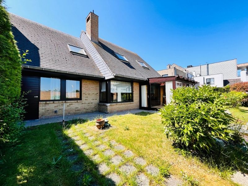 Halfopen bebouwing met 4 slaapkamers - centrum Wenduine foto {{pictureIndex}}
