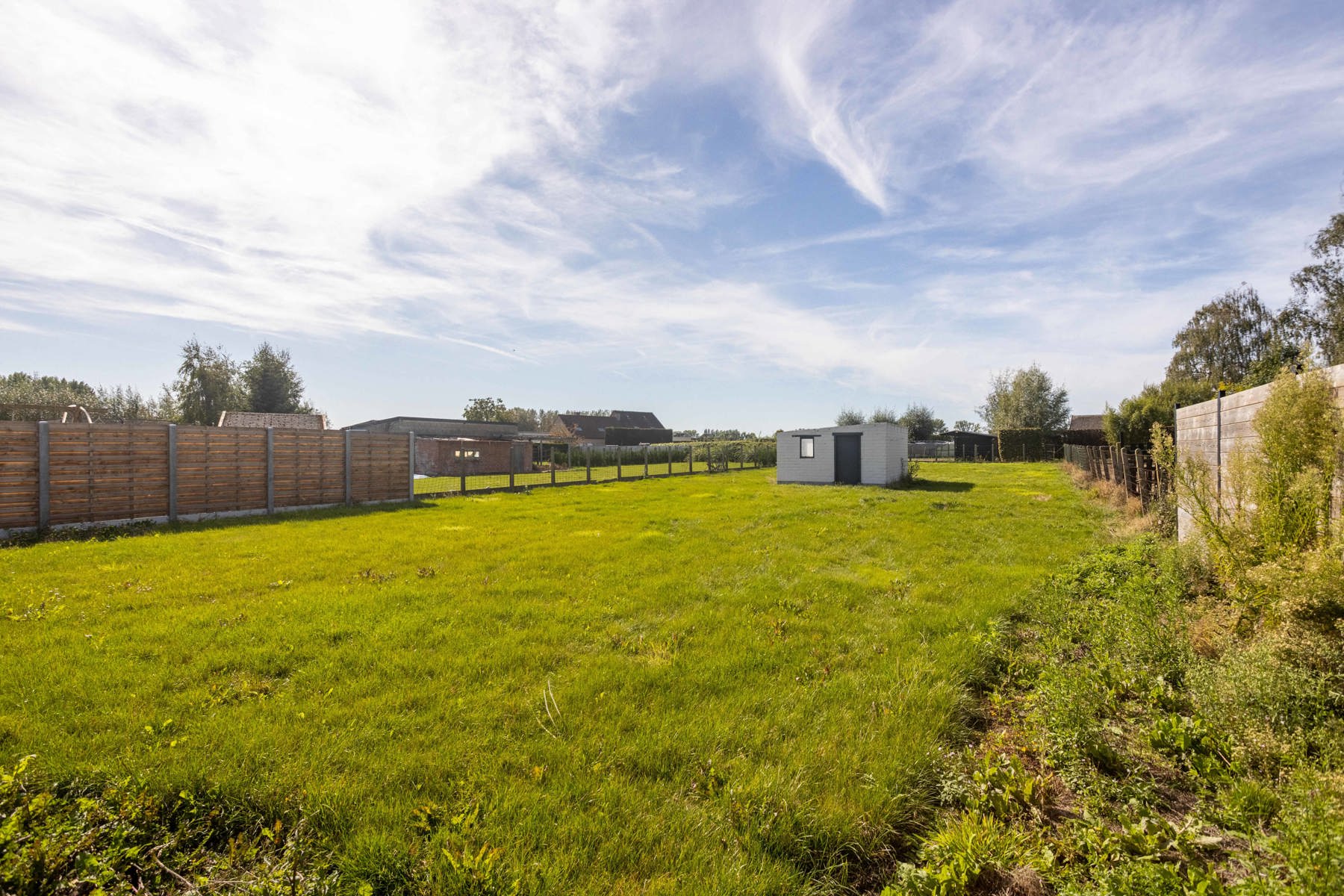 Prachtig gelegen bouwgrond met vergunde plannen. foto {{pictureIndex}}