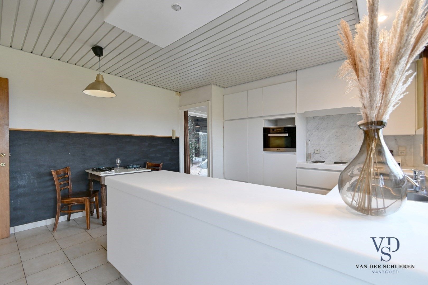 Ruime bungalow met bijgebouwen in Meilegem. foto 8