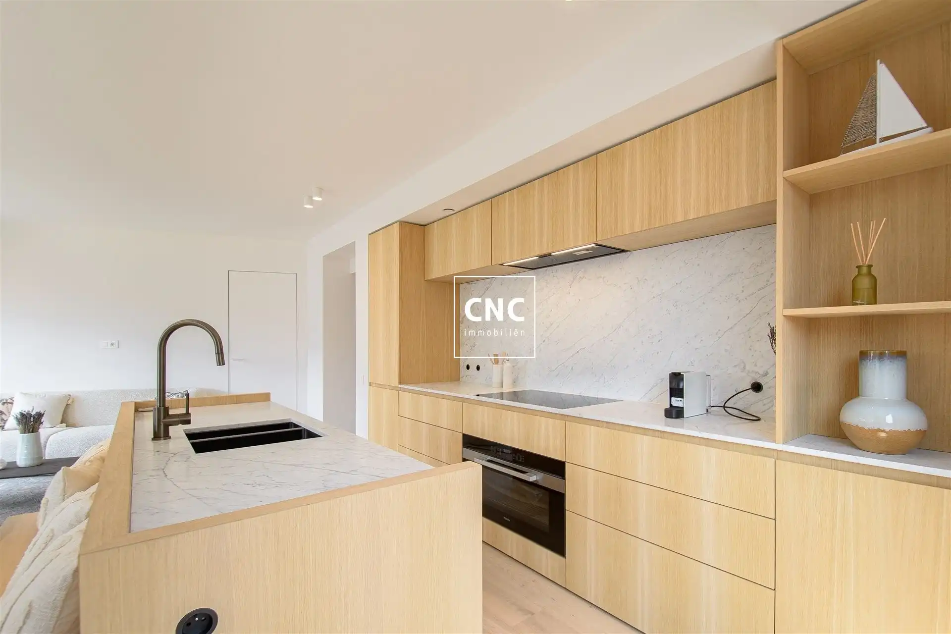 Stijlvol gerenoveerd en zonnig hoekappartement op topligging foto 4