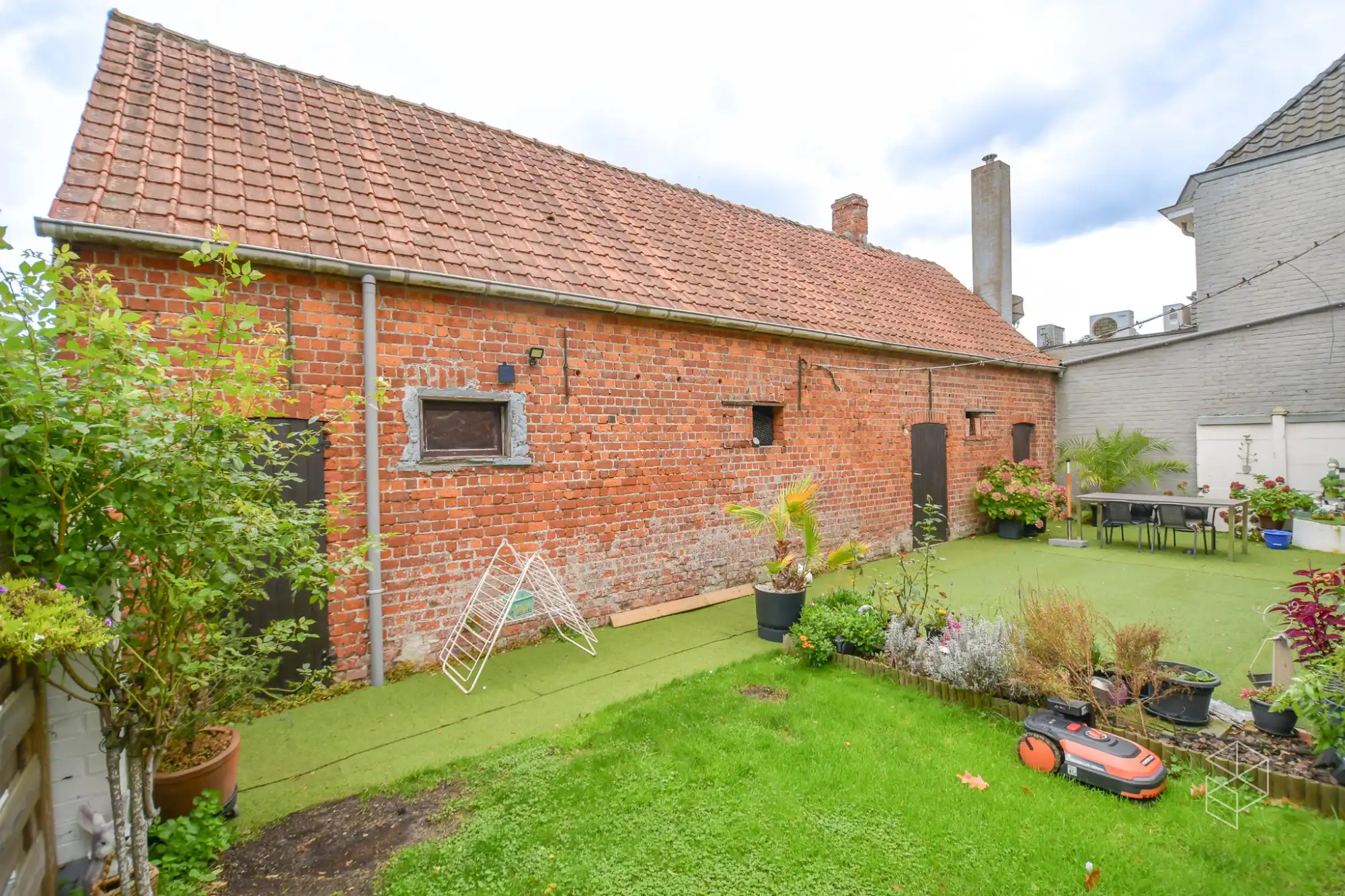 Goed onderhouden woning met 3 slpk, tuin oprit en bijgebouw foto 3