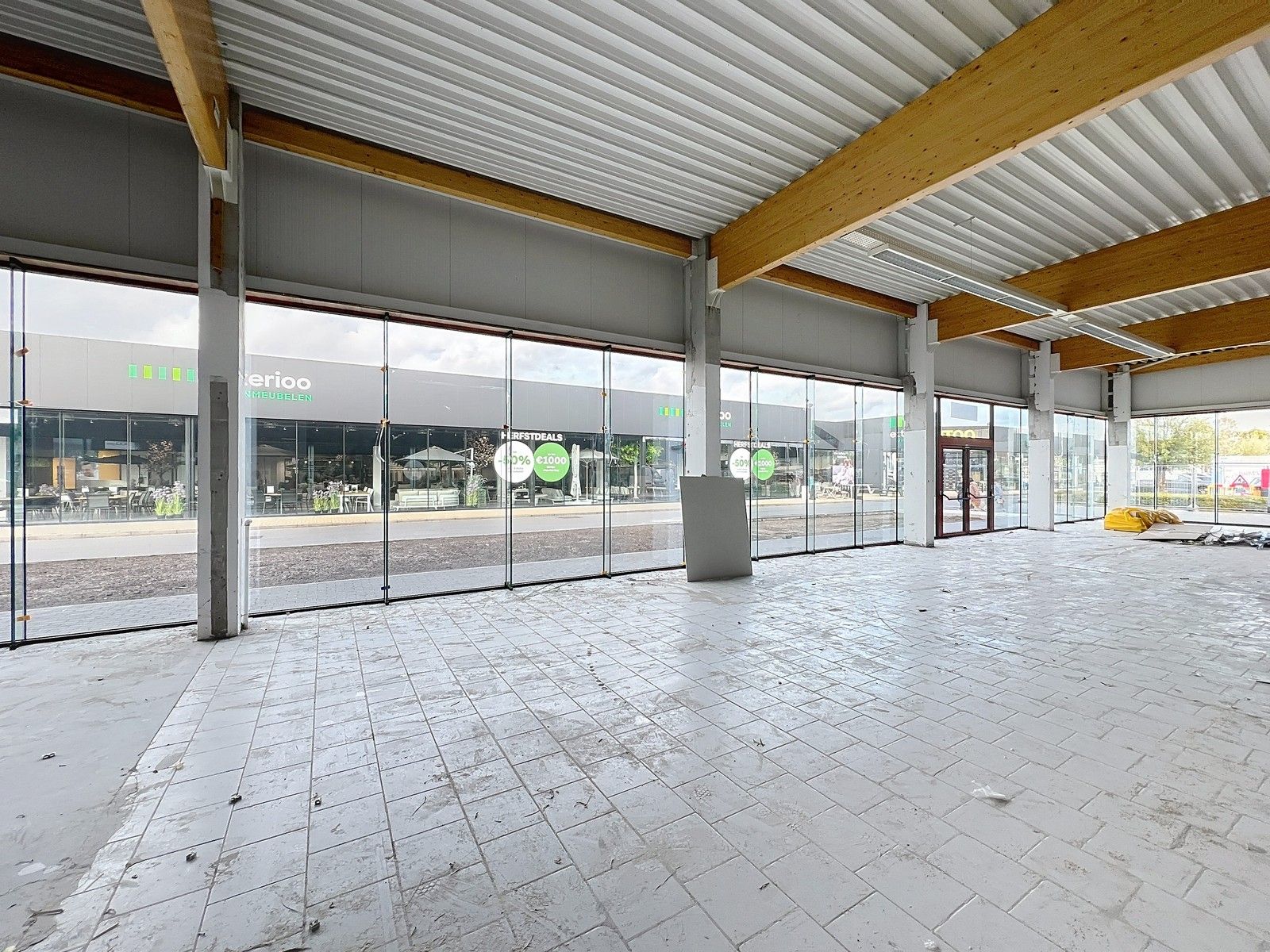 Vernieuwde baanwinkel (450m²) te huur in hét bruisende MAMMOETCENTER van Roeselare ! foto 5
