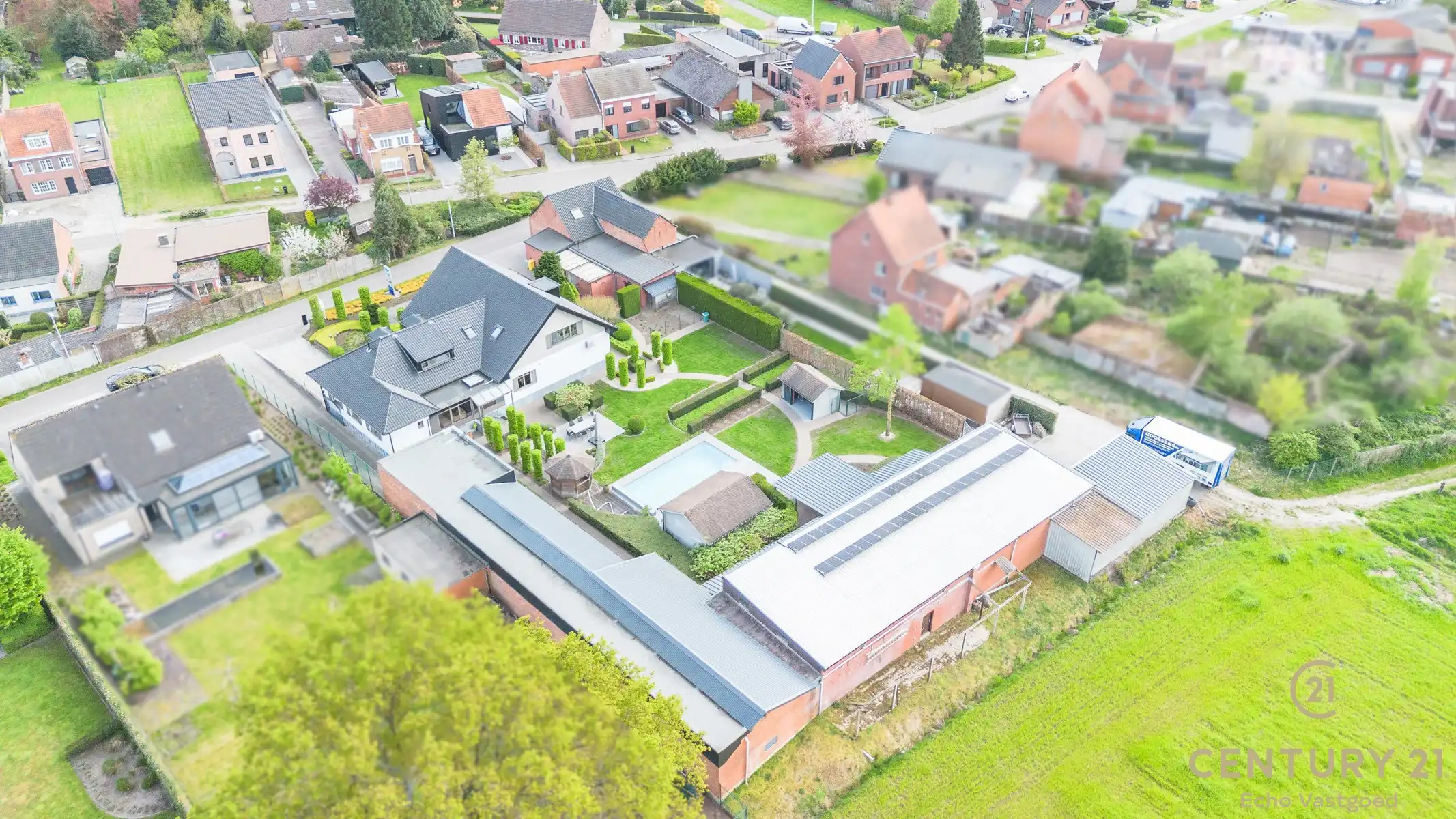 Unieke woning met magazijnen,  zwembad en conciergewoning foto 3