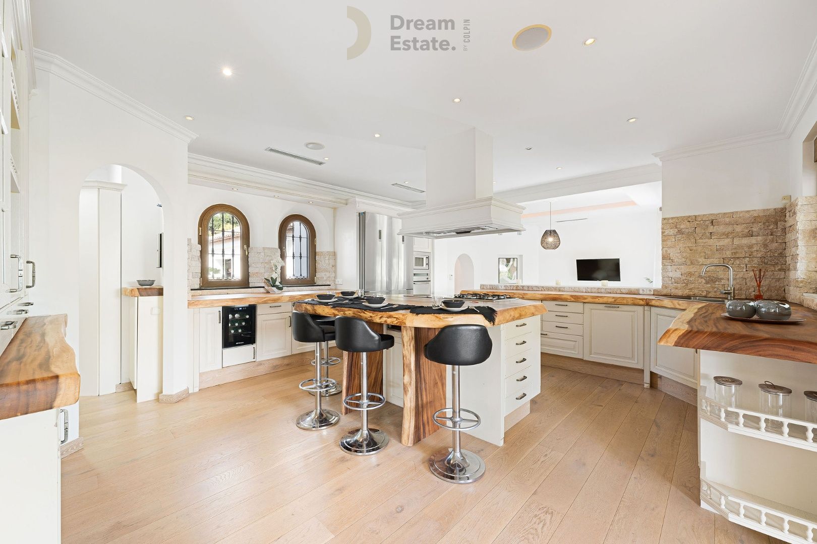 Welkom in deze prachtige villa te El Paraiso, een mix van Andalusische charme en moderne elegantie. foto 12