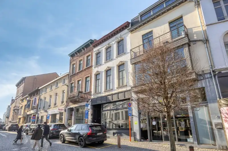 Handelspand met brede glasgevel en uitstekende visibiliteit in centrum Mechelen foto 2