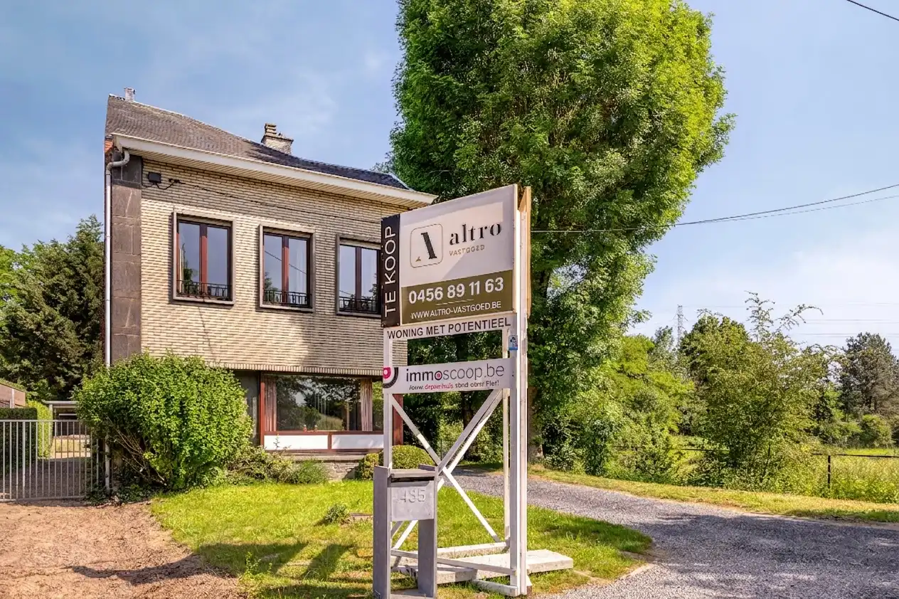 Halfopen woning met ruime garage en uitbreidingspotentieel foto 2
