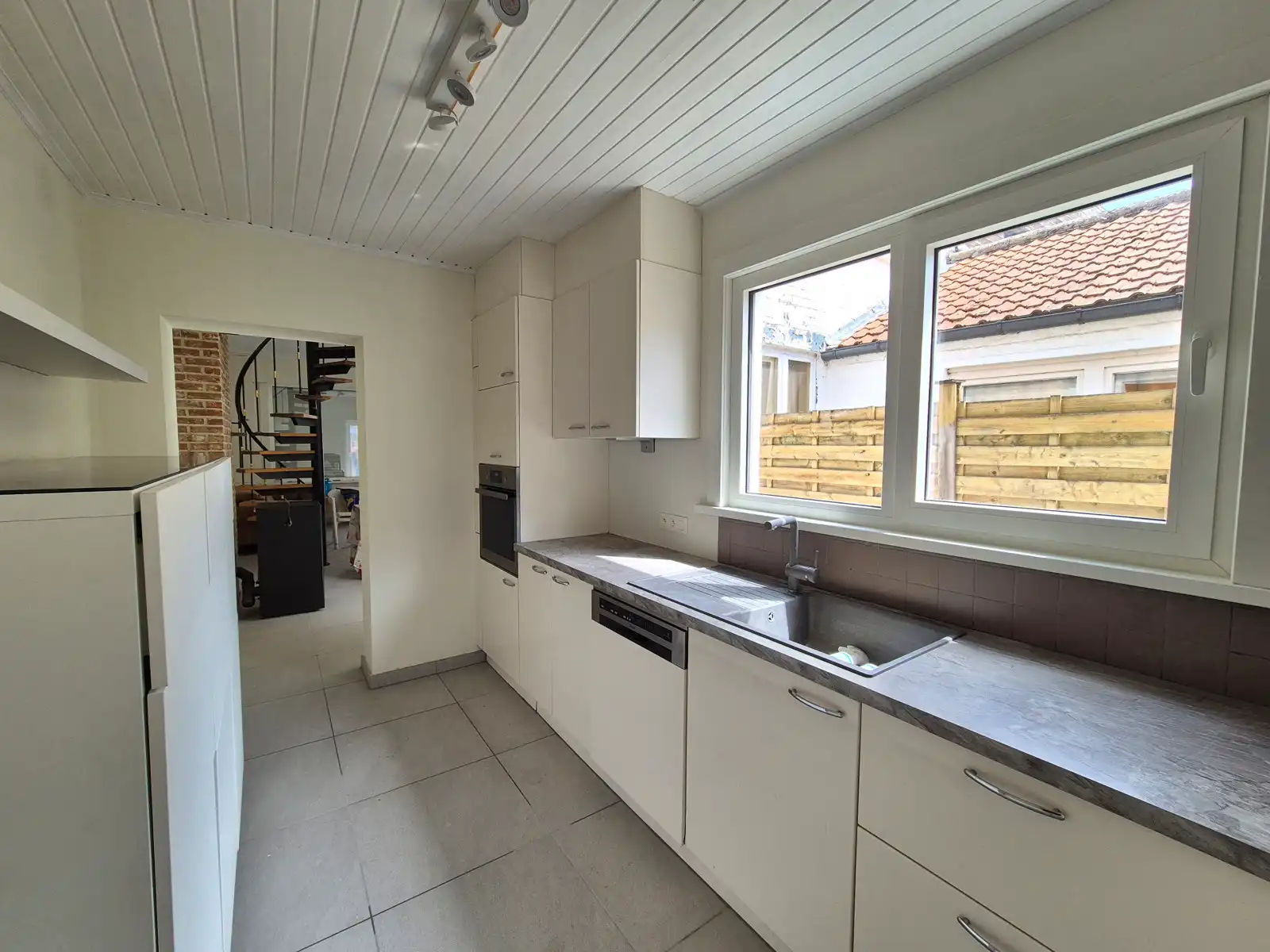 Gerenoveerde rijwoning met 2 slaapkamers foto 7